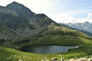 32 Lago di Val Sambuzza (2085 m) con la cima del Pes Gerna